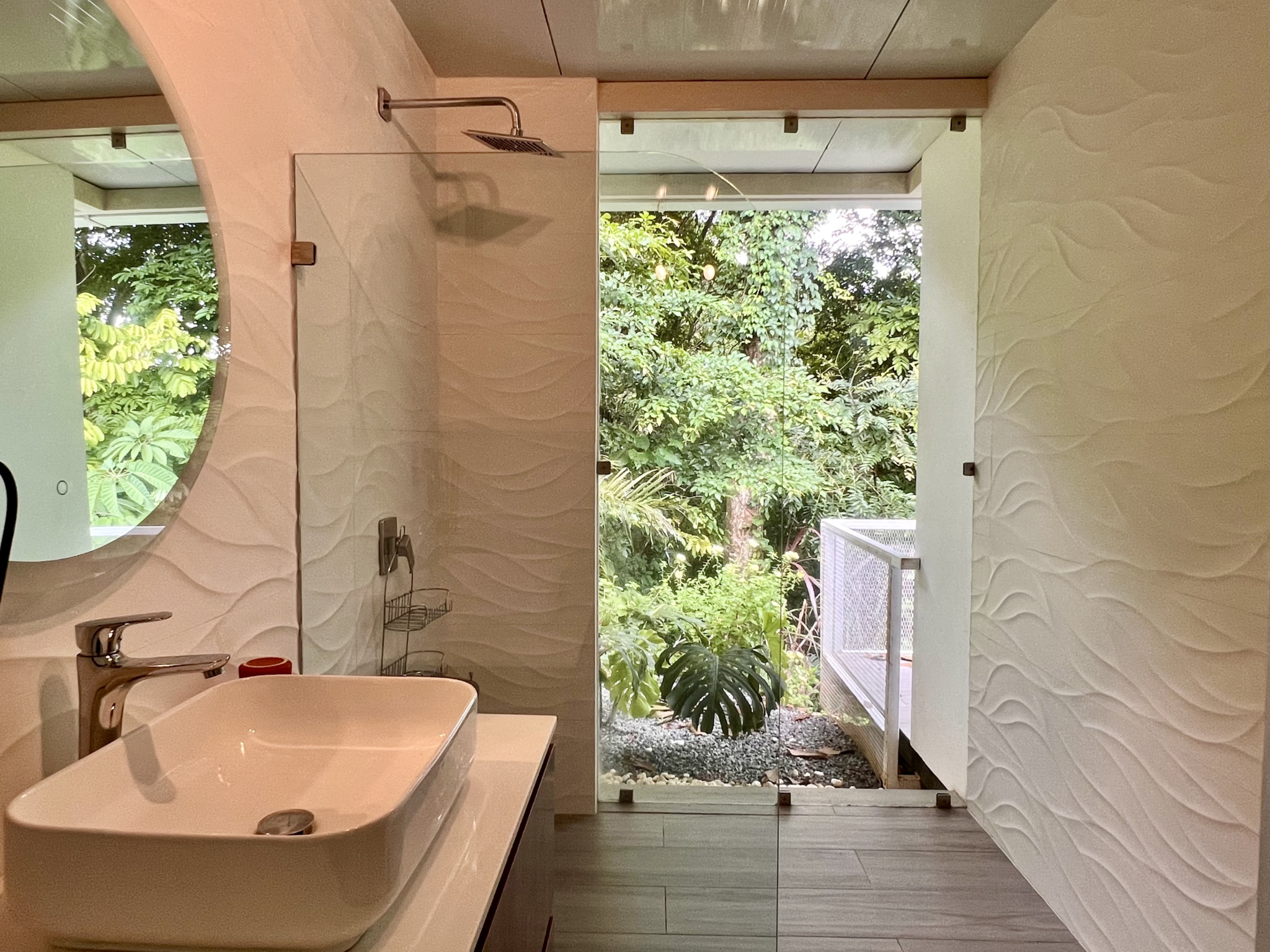 Very Private 2-Bedroom Modern Style Home with Pool in Ojochal Very Private 2-Bedroom Modern Style Home with Pool in Ojochal