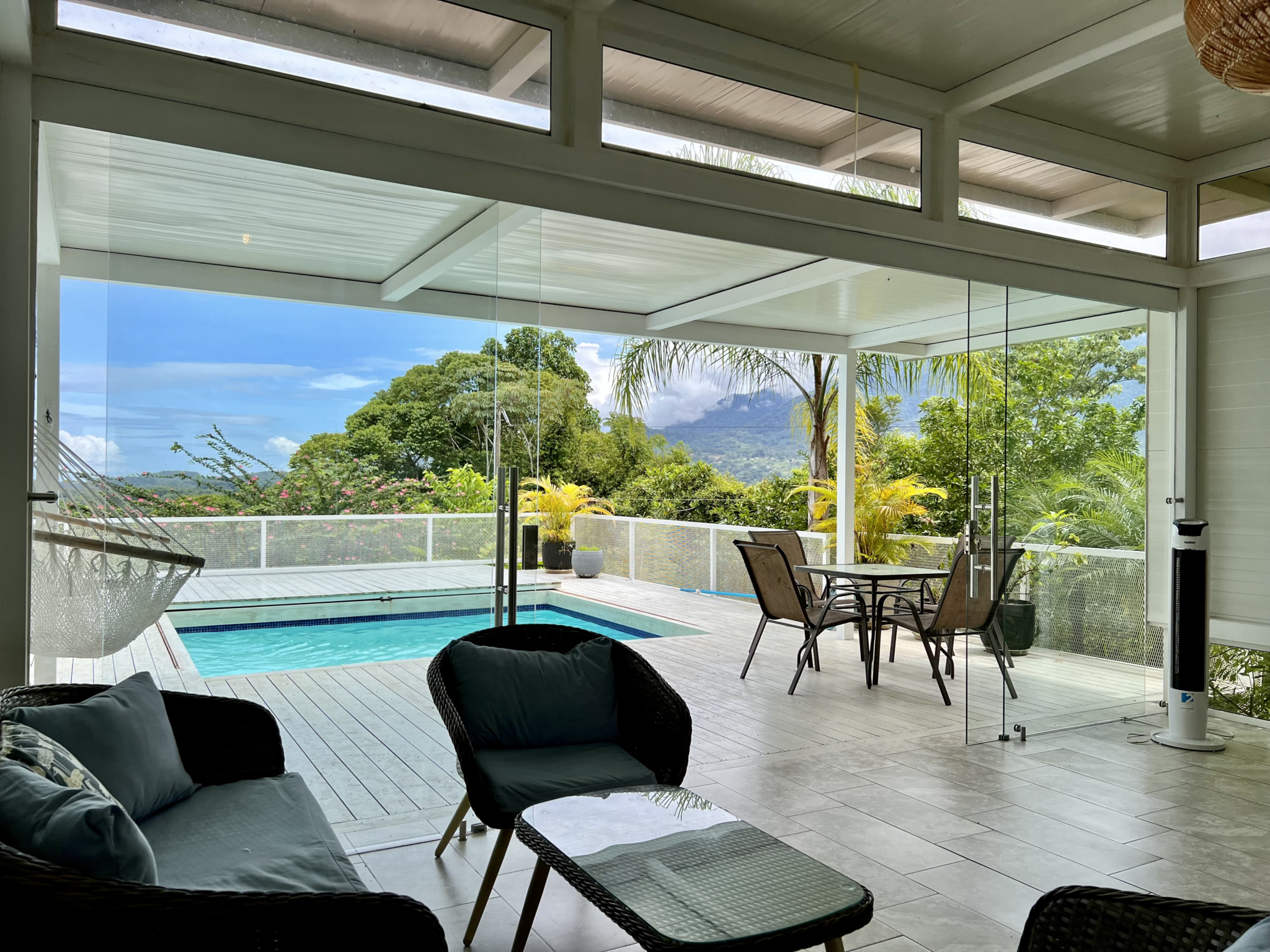 Very Private 2-Bedroom Modern Style Home with Pool in Ojochal Very Private 2-Bedroom Modern Style Home with Pool in Ojochal