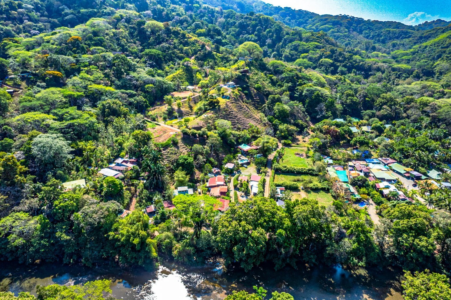 Ideal Rental Home On the River Walking Distance to Dominical Beach Ideal Rental Home On the River Walking Distance to Dominical Beach
