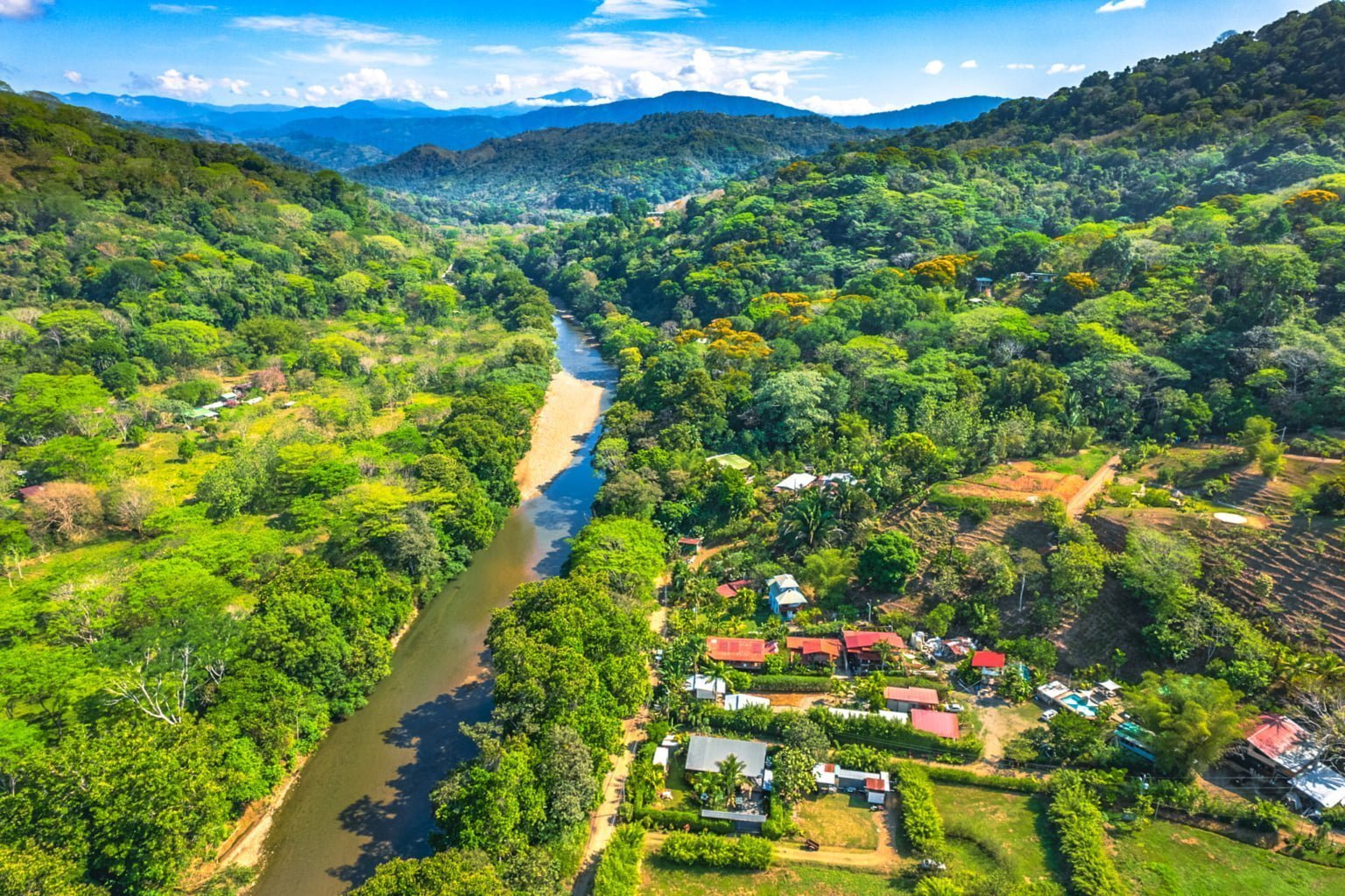 Ideal Rental Home On the River Walking Distance to Dominical Beach Ideal Rental Home On the River Walking Distance to Dominical Beach