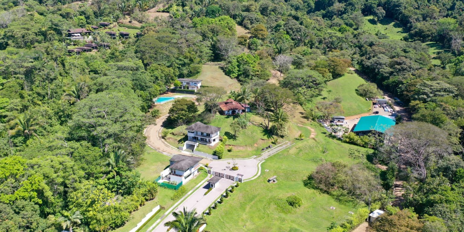 UVI258 – Villa Hermosa – 04 Unique 3-Bedroom Townhome Condo Just Minutes Walk from the Beach with Spectacular Ocean View – Perfect Rental Property in Playa Hermosa near Uvita Costa Rica