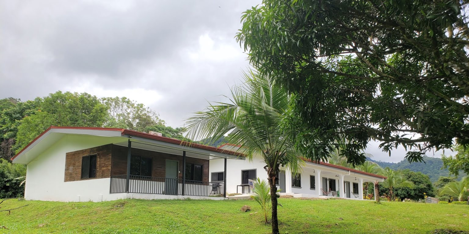 f7 Income Property with a 2-Bedroom Owner House & 3 2-Bedroom Apartments in the Heart of Ojochal Costa Rica