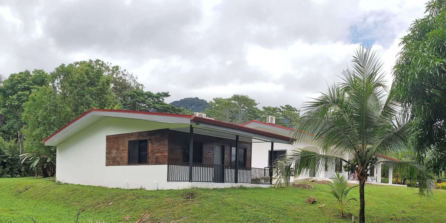 f6 Income Property with a 2-Bedroom Owner House & 3 2-Bedroom Apartments in the Heart of Ojochal Costa Rica