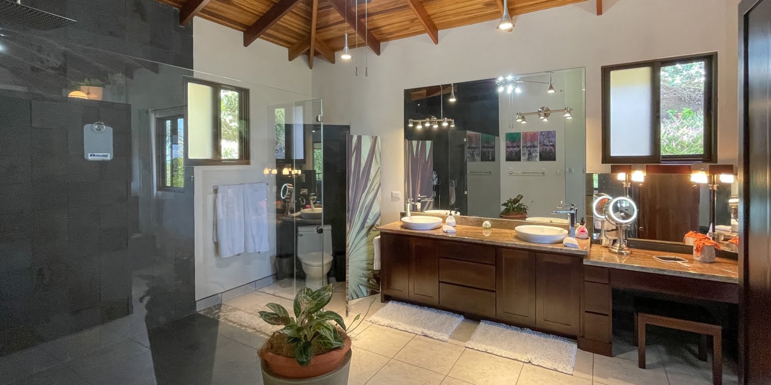 Relaxing & Elegant Beautiful 3-Bedroom Home with Mountain & Ocean Views in Chontales Costa Rica