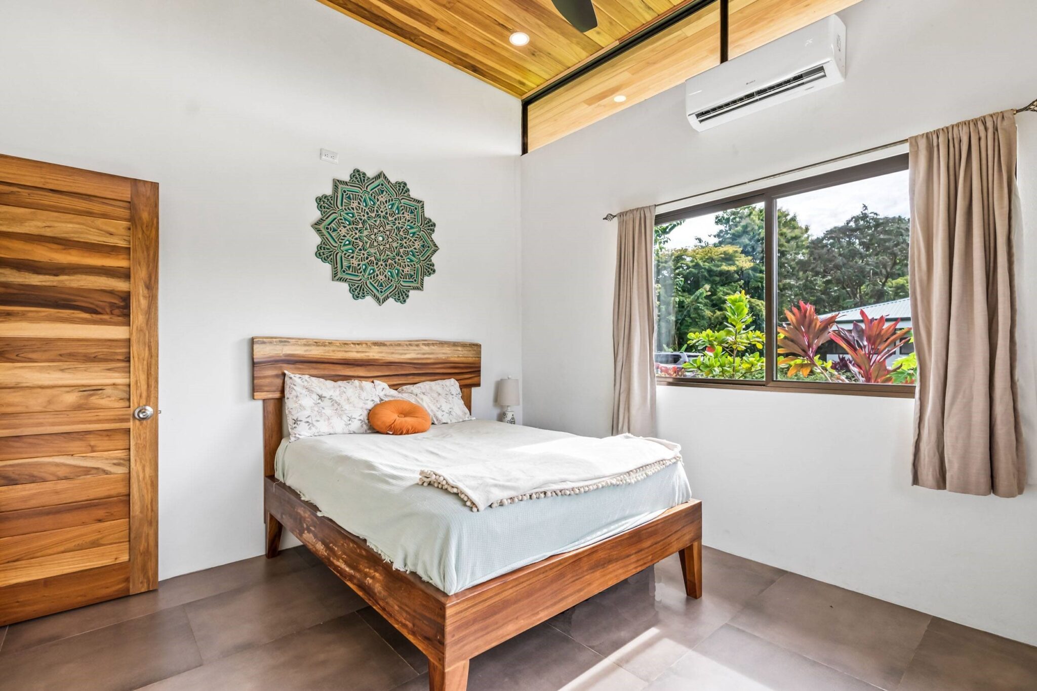 Bright & Peaceful 3-Bedroom Home with Separate Workshop/Office Space & Stunning Views of the Lush Mountains in Easy-Access Location in Ojochal Costa Rica Bright & Peaceful 3-Bedroom Home with Separate Workshop/Office Space & Stunning Views of the Lush Mountains in Easy-Access Location in Ojochal Costa Rica