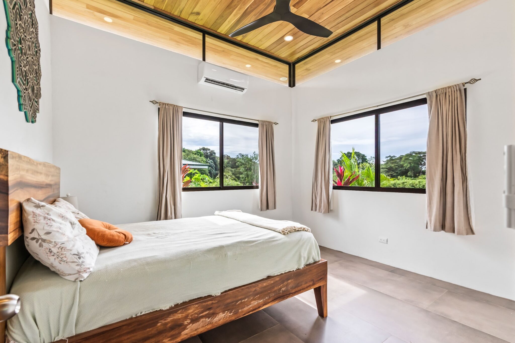 Bright & Peaceful 3-Bedroom Home with Separate Workshop/Office Space & Stunning Views of the Lush Mountains in Easy-Access Location in Ojochal Costa Rica Bright & Peaceful 3-Bedroom Home with Separate Workshop/Office Space & Stunning Views of the Lush Mountains in Easy-Access Location in Ojochal Costa Rica