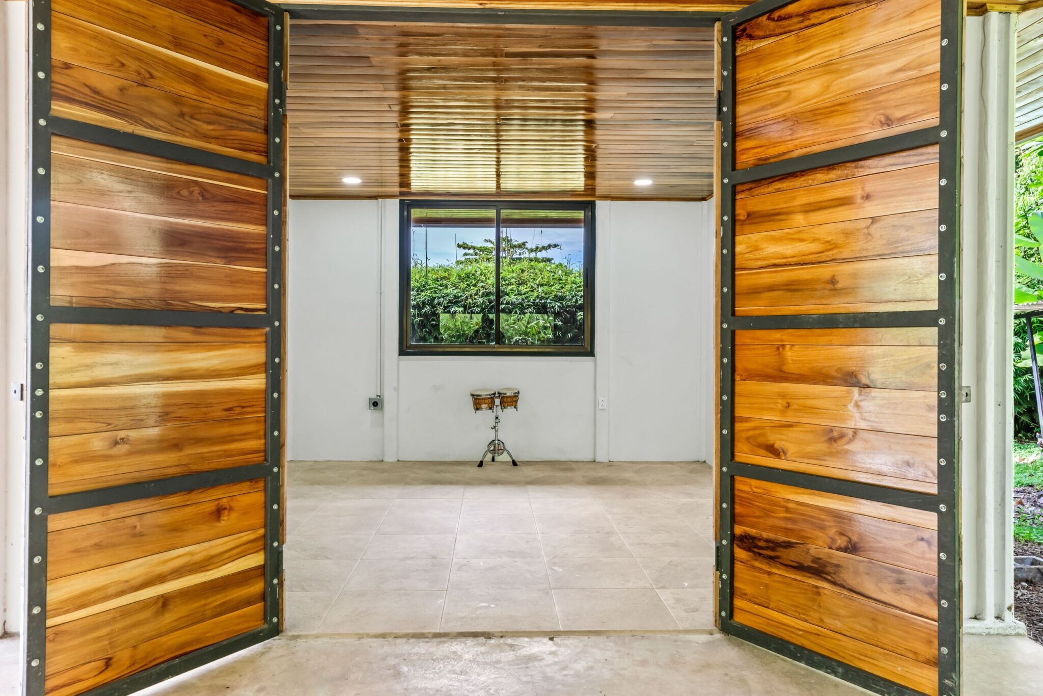 Bright & Peaceful 3-Bedroom Home with Separate Workshop/Office Space & Stunning Views of the Lush Mountains in Easy-Access Location in Ojochal Costa Rica Bright & Peaceful 3-Bedroom Home with Separate Workshop/Office Space & Stunning Views of the Lush Mountains in Easy-Access Location in Ojochal Costa Rica