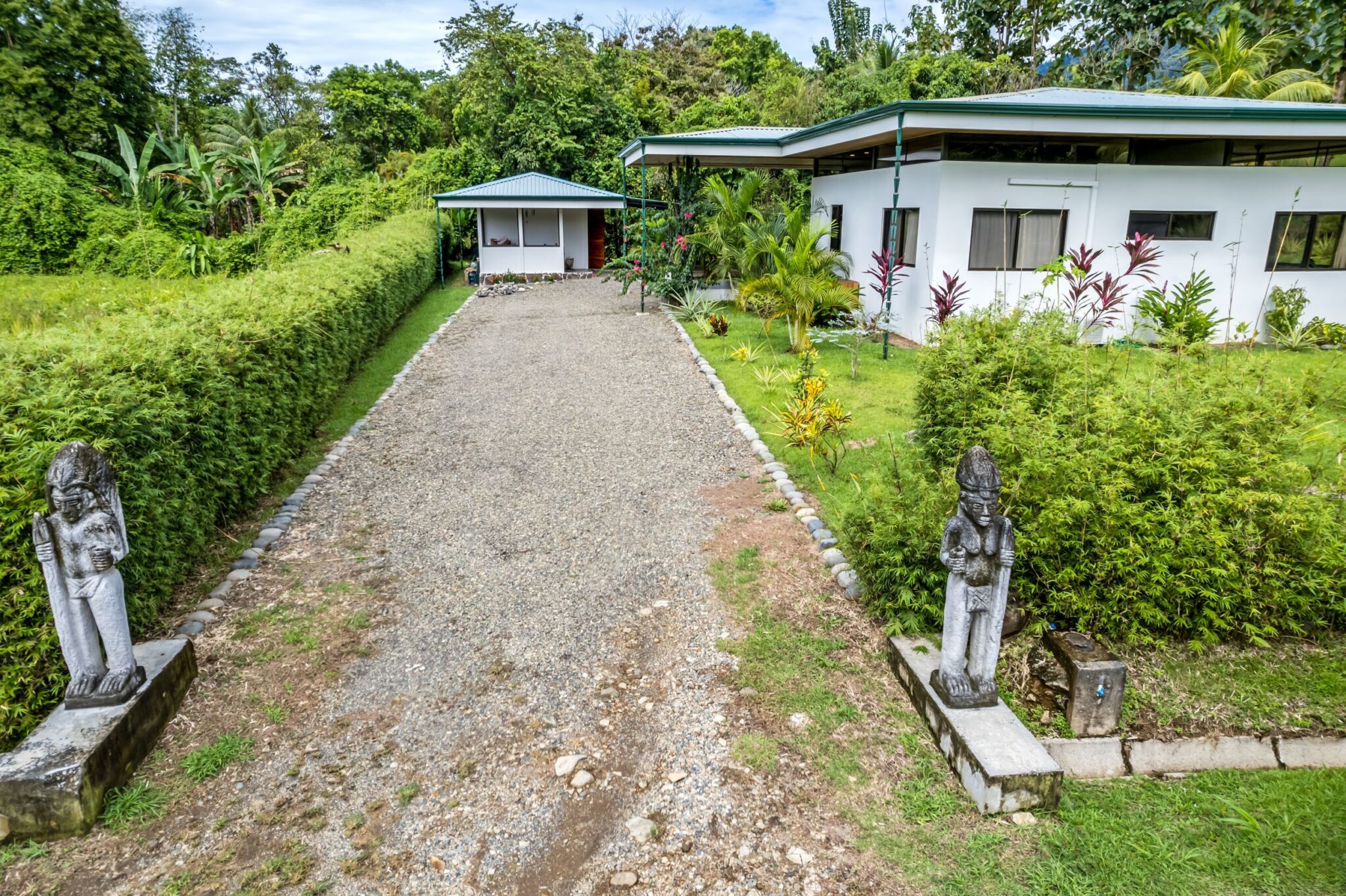 Bright & Peaceful 3-Bedroom Home with Separate Workshop/Office Space & Stunning Views of the Lush Mountains in Easy-Access Location in Ojochal Costa Rica Bright & Peaceful 3-Bedroom Home with Separate Workshop/Office Space & Stunning Views of the Lush Mountains in Easy-Access Location in Ojochal Costa Rica