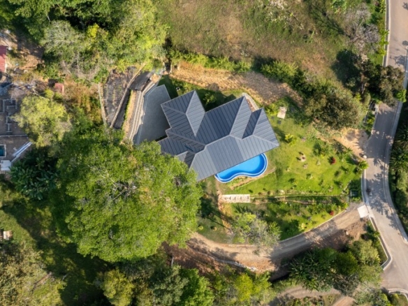 Luxury Estate with 3-Bedrooms, photo 6 of 24