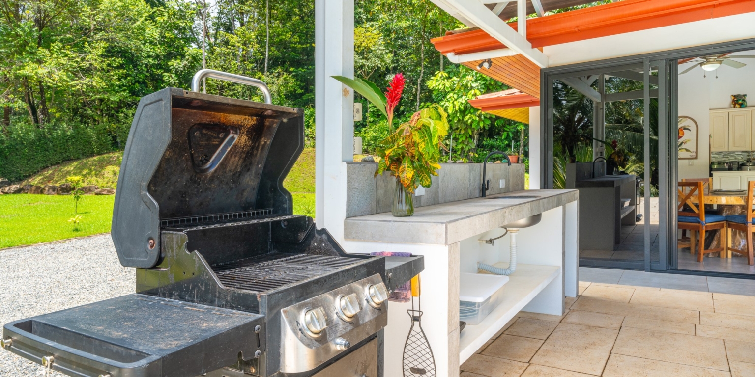 Excellent 3-Bedroom Home in Popular Neighborhood, Quiet, Private & Strong Rental Income in Ojochal Costa Rica Excellent 3-Bedroom Home in Popular Neighborhood, Quiet, Private & Strong Rental Income in Ojochal Costa Rica