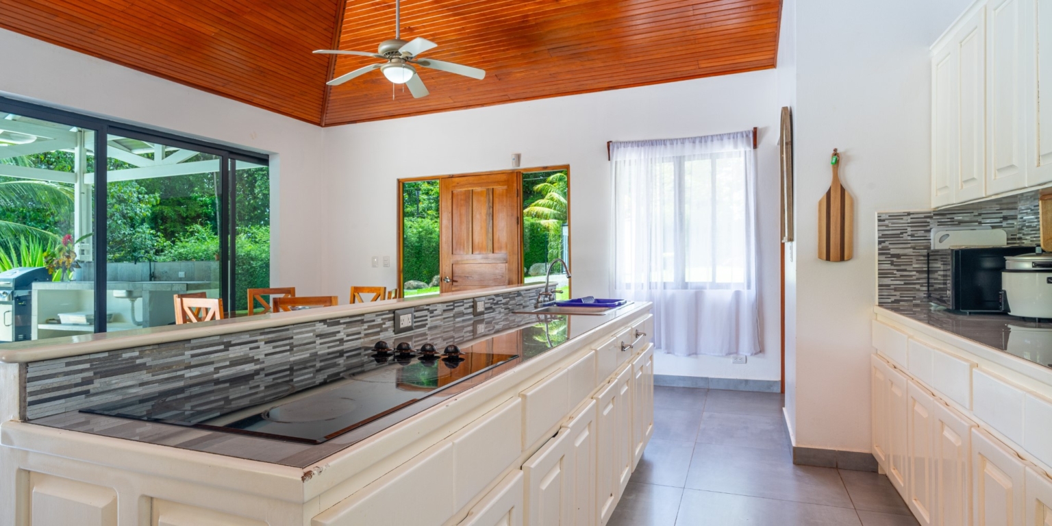 Excellent 3-Bedroom Home in Popular Neighborhood, Quiet, Private & Strong Rental Income in Ojochal Costa Rica Excellent 3-Bedroom Home in Popular Neighborhood, Quiet, Private & Strong Rental Income in Ojochal Costa Rica