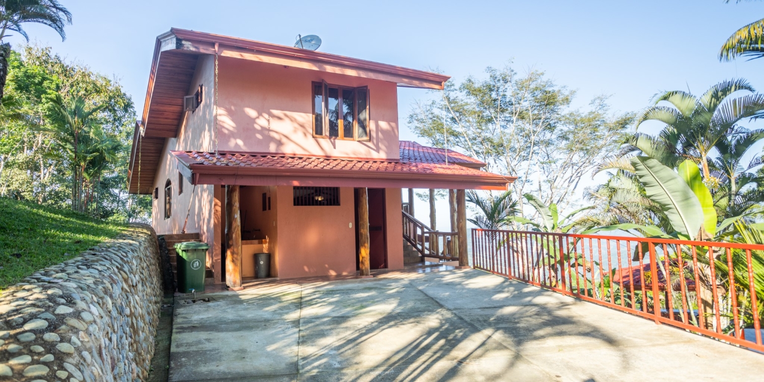 Multiple Villas with 3 Ocean View Units on 1.7 acres in Tinamastes above Dominical Costa Rica Multiple Villas with 3 Ocean View Units on 1.7 acres in Tinamastes above Dominical Costa Rica
