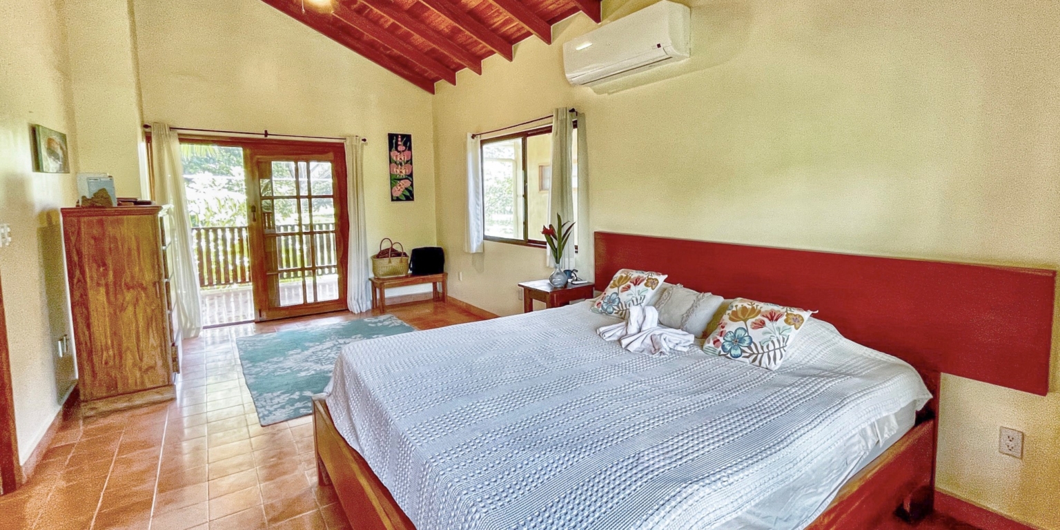Easy Walk-to-Beach 3-Bedroom Villa just 2 Minutes Walk to Dominical Beach Costa Rica Easy Walk-to-Beach 3-Bedroom Villa just 2 Minutes Walk to Dominical Beach Costa Rica