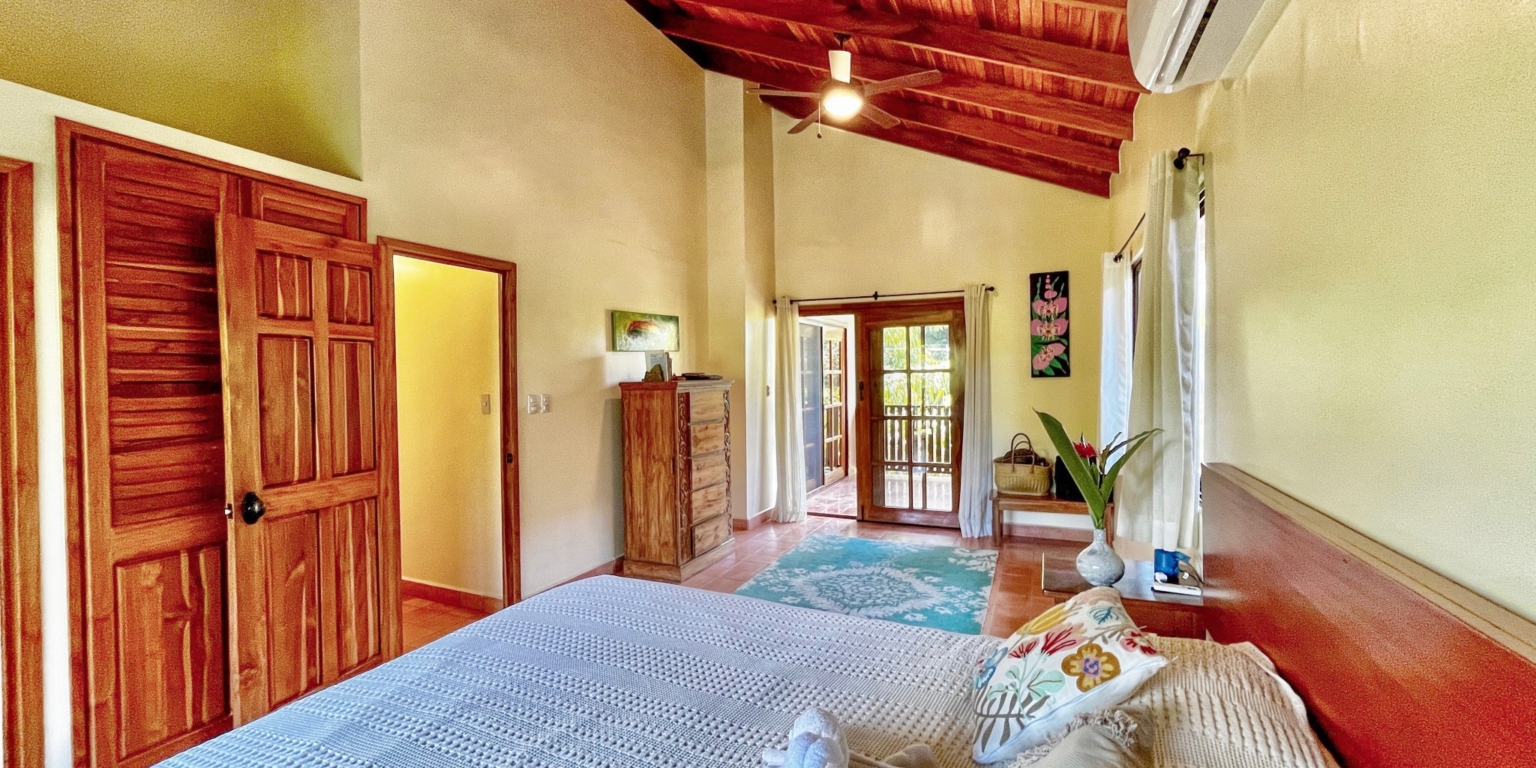Easy Walk-to-Beach 3-Bedroom Villa just 2 Minutes Walk to Dominical Beach Costa Rica Easy Walk-to-Beach 3-Bedroom Villa just 2 Minutes Walk to Dominical Beach Costa Rica