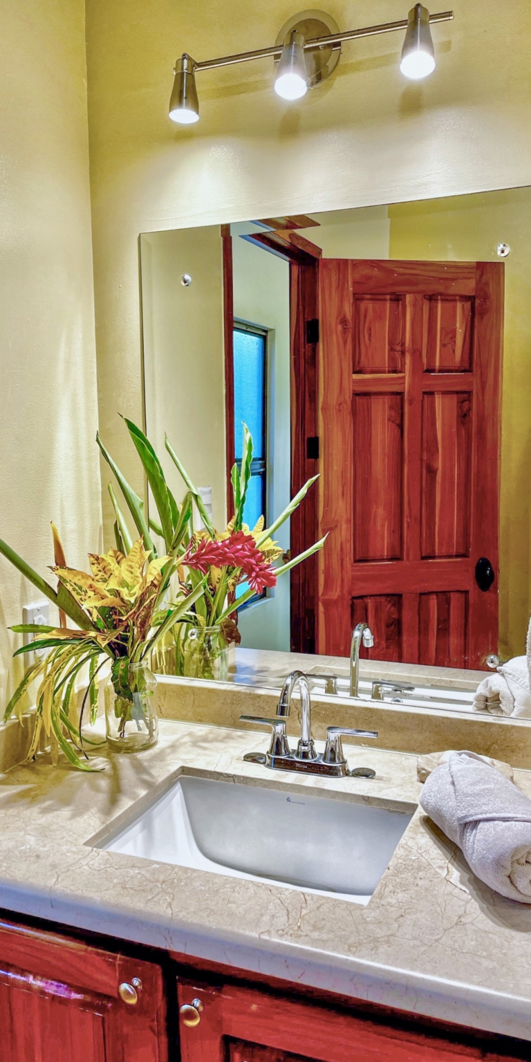 Easy Walk-to-Beach 3-Bedroom Villa just 2 Minutes Walk to Dominical Beach Costa Rica Easy Walk-to-Beach 3-Bedroom Villa just 2 Minutes Walk to Dominical Beach Costa Rica
