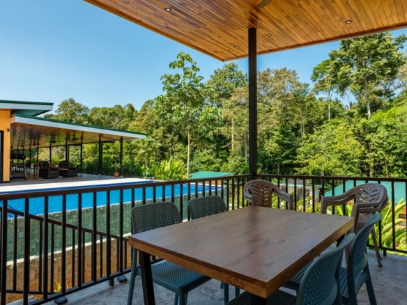 Custom-Build Luxury Retreat 5-Bedrooms, photo 17 of 24