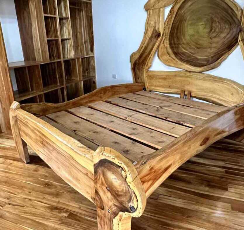 835
