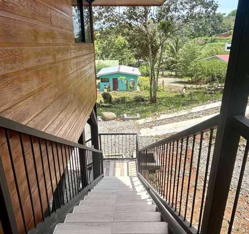 835