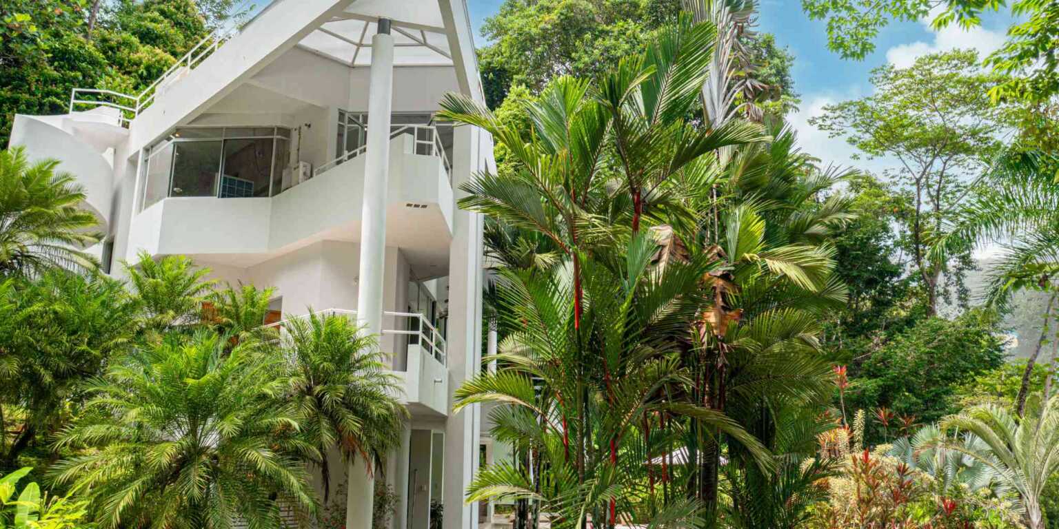 Ocean View Modern House-4 Private, Modern Ocean View 4-Bedroom Home with Modern Style in Portalon near Dominical Costa Rica