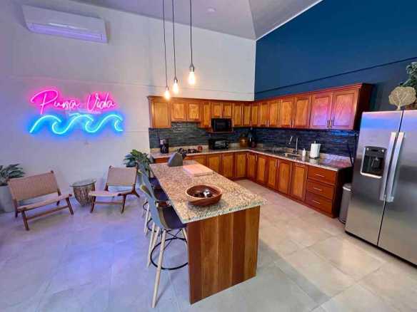 Stylish 3-Bedroom Designer Oasis Home Close to the Beach and River, photo 3 of 21