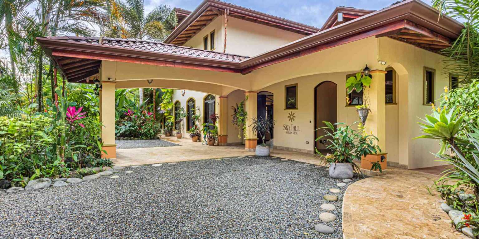 ConeCat-28 Exclusive Unique 6-Bedroom Estate with Incredible Coastline Views in Escaleras near Dominical Costa Rica