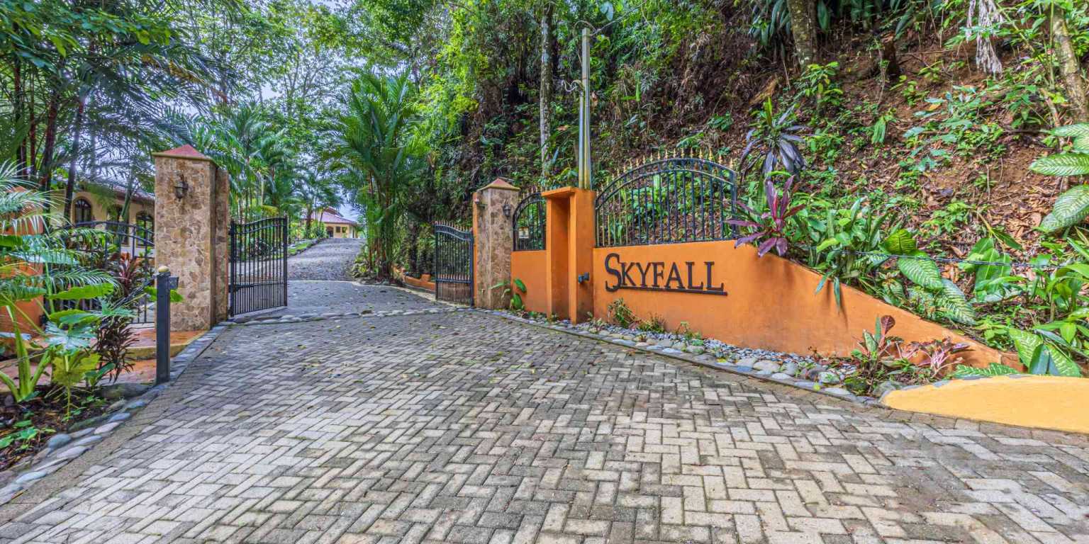 ConeCat-54 Exclusive Unique 6-Bedroom Estate with Incredible Coastline Views in Escaleras near Dominical Costa Rica