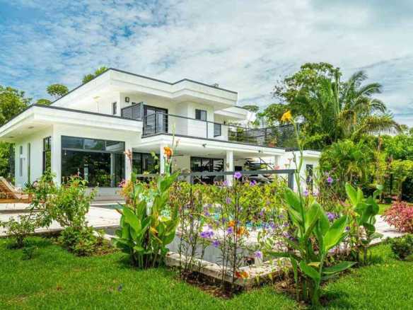 Modern Two-Story 3-Bedroom House with Pool, photo 3 of 20