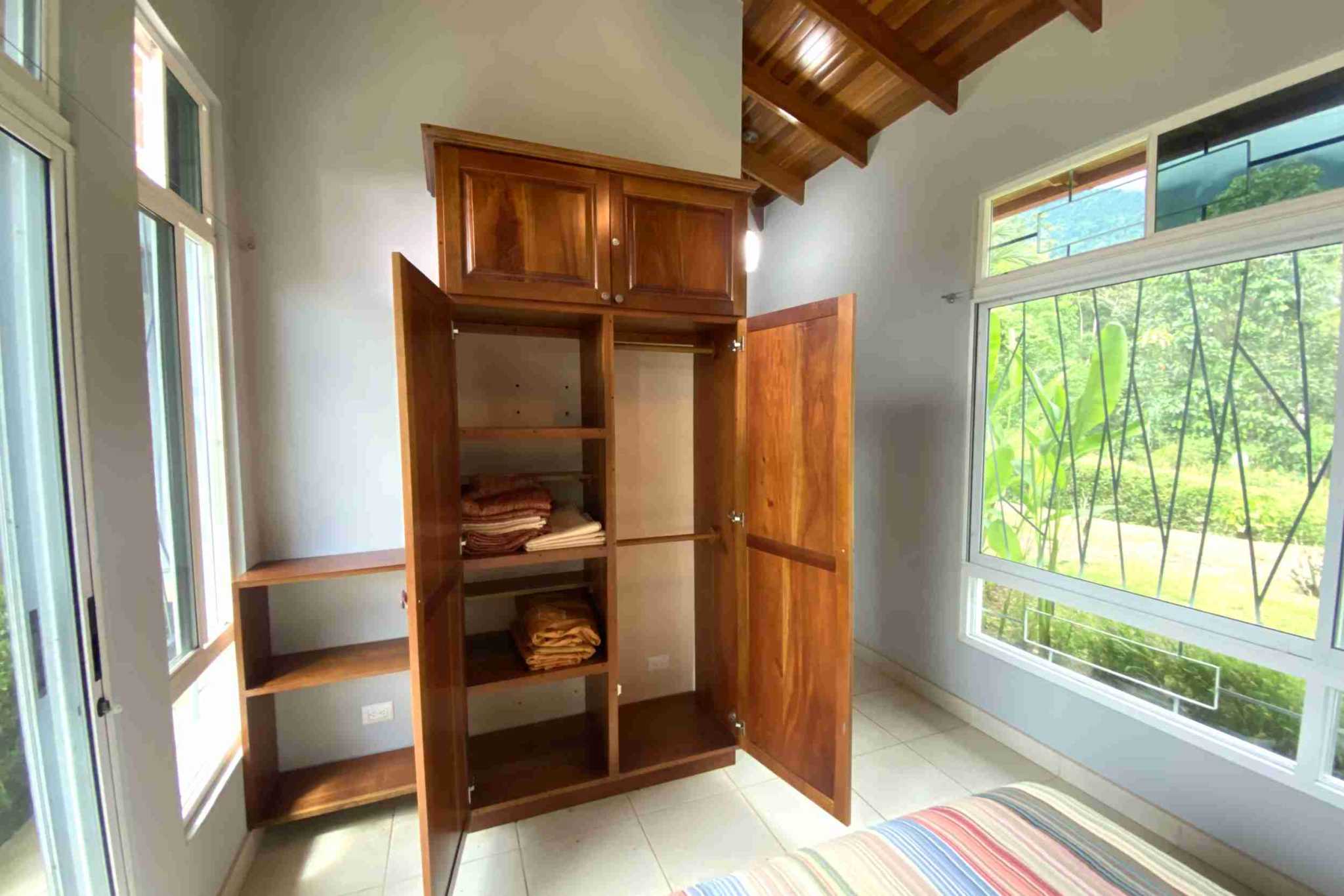 Very Private Mountain View 3-Bedroom Home in Ojochal Costa Rica