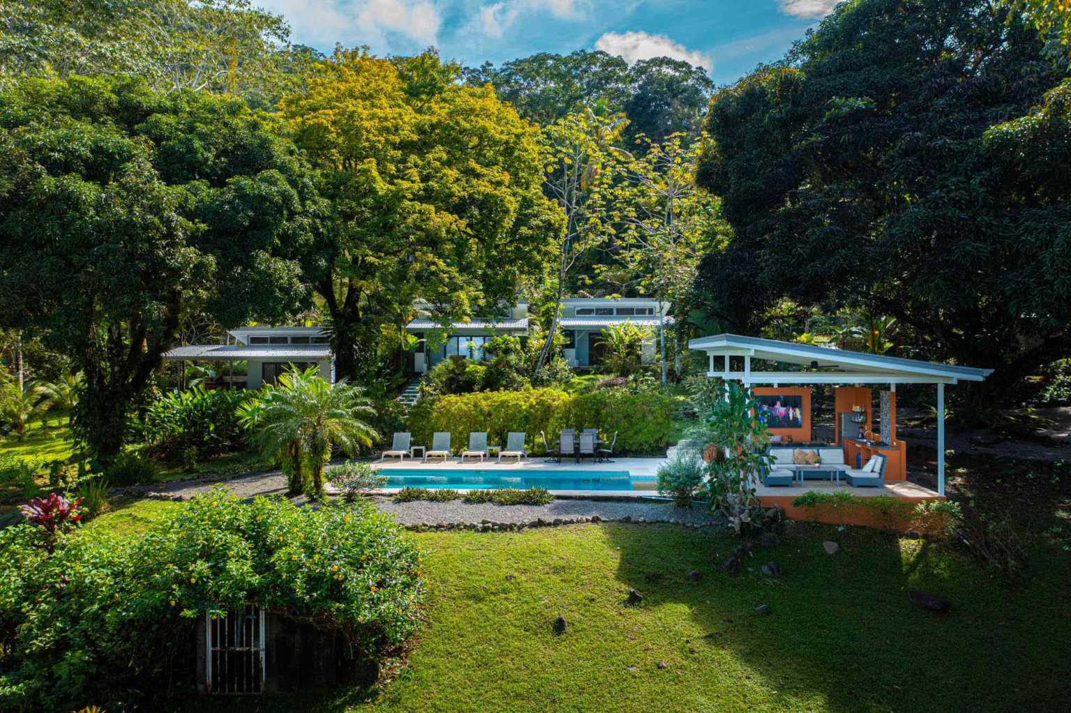 41105 (6) Estate Property in Prime Escaleras Area with Multi-Use Options, Perfect for Residential or Small Hotel in Escalares above Dominicalito Costa Rica