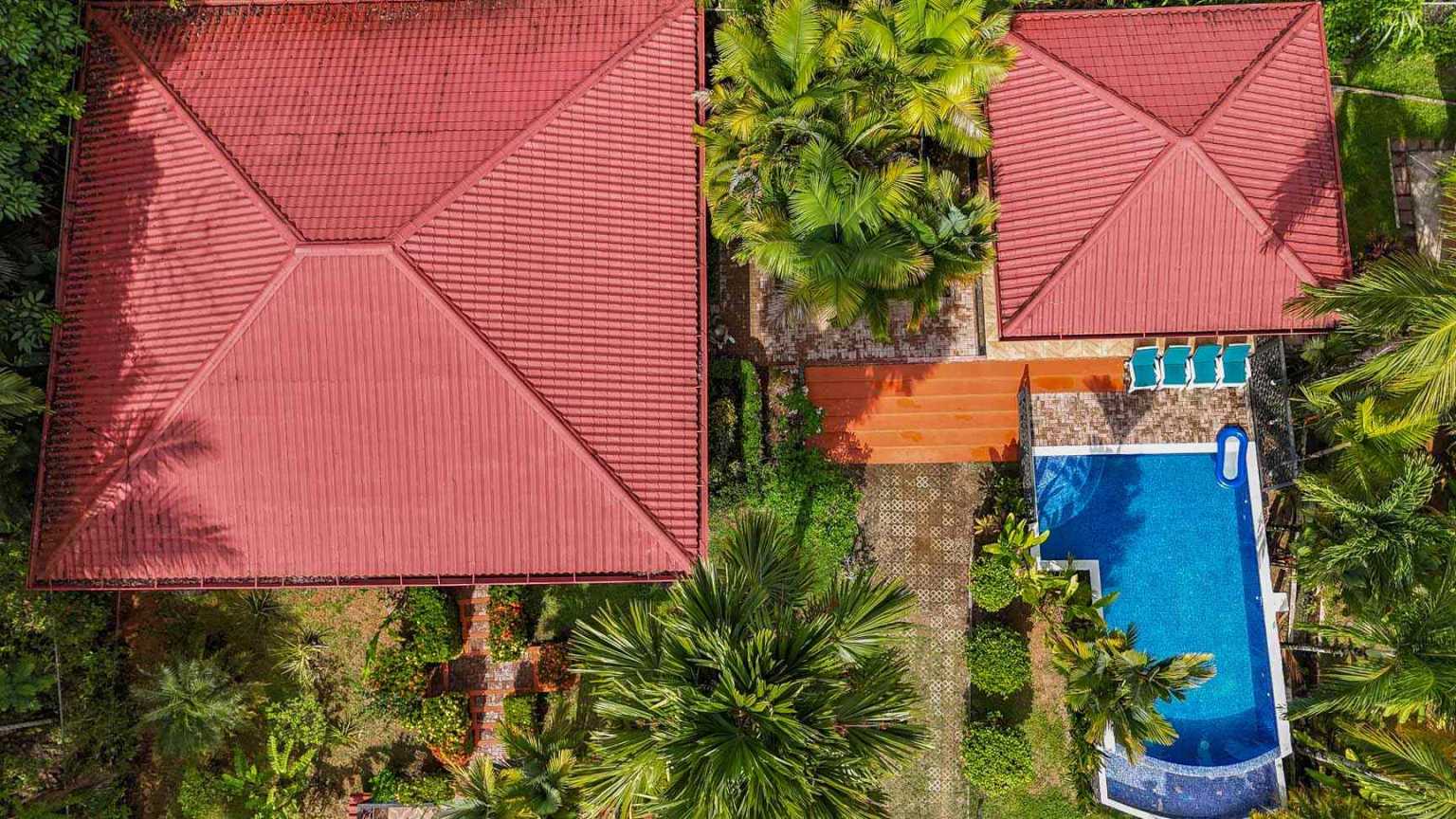 42517 (44) Beautiful Half-Acre Property in the Heart of Ojochal with Mountain Views, Traditional Homes, Pool, Lush Mature Gardens Priced to Sell in Ojochal Costa Rica