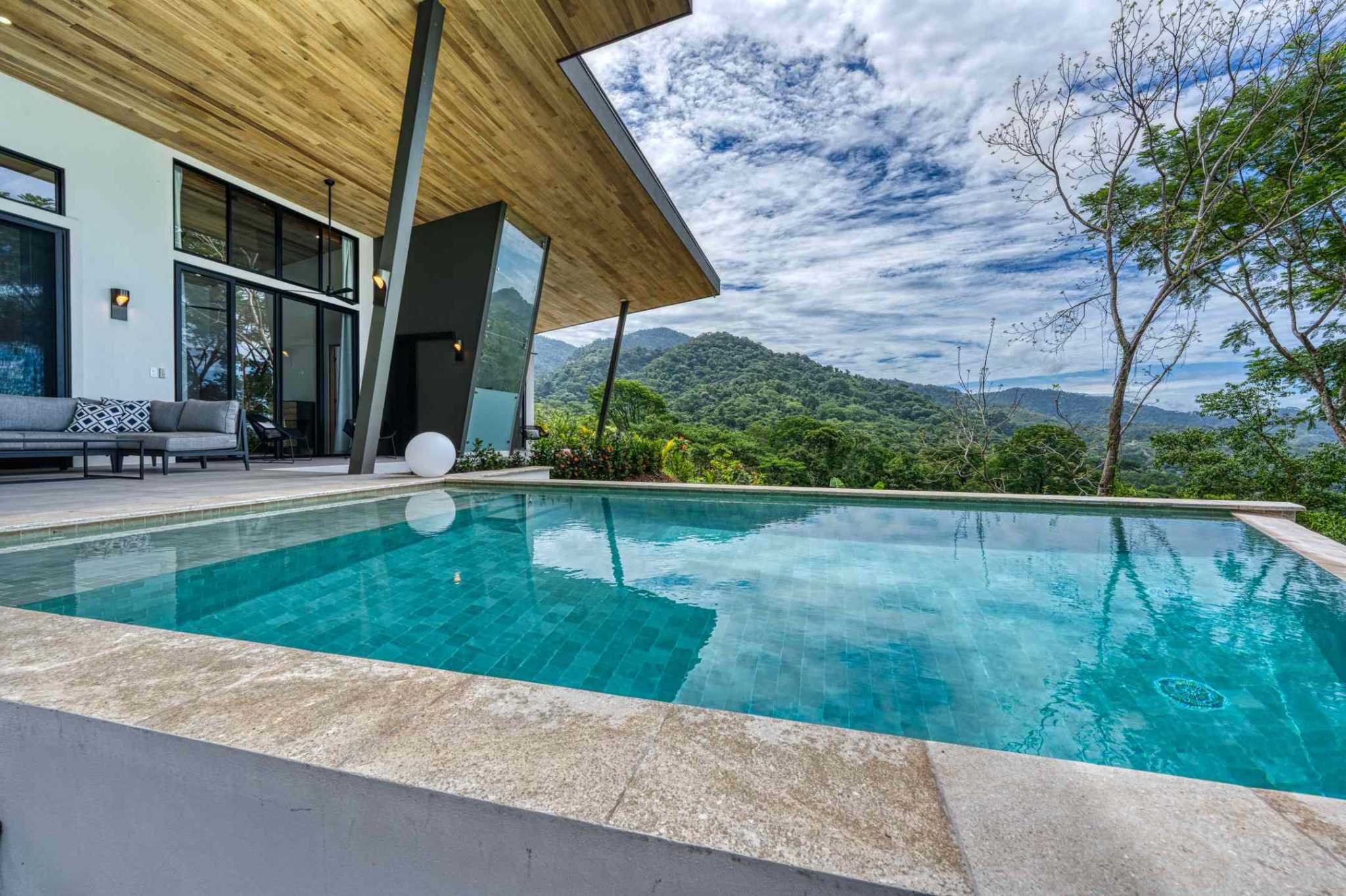 Luxury 3-Bedroom Home with Infinity Pool in Ojochal Costa Rica