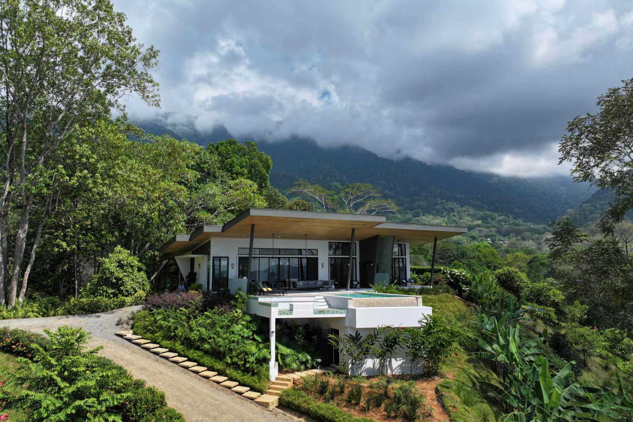 Luxury 3-Bedroom Home with Infinity Pool in Ojochal Costa Rica