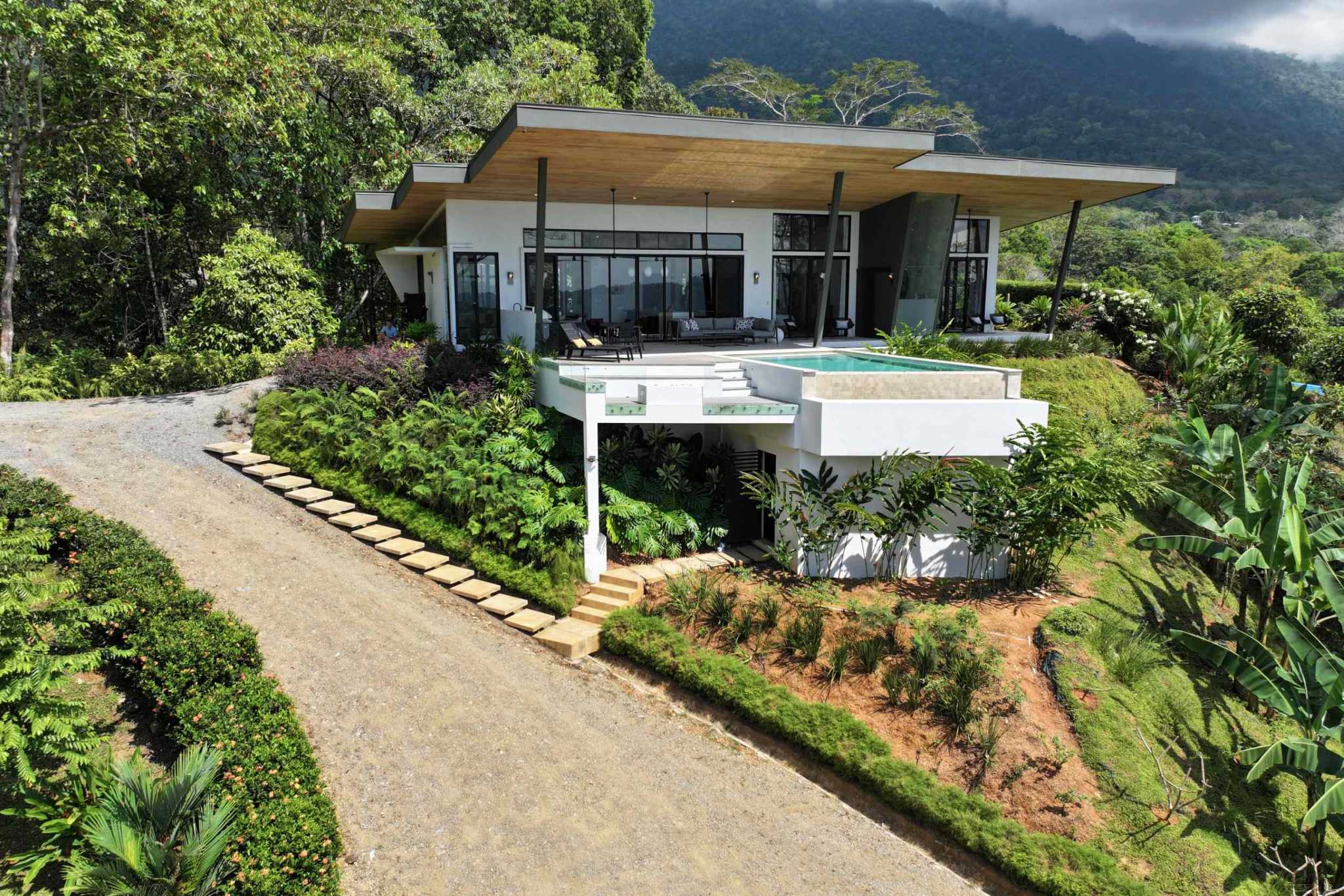 Luxury 3-Bedroom Home with Infinity Pool in Ojochal Costa Rica