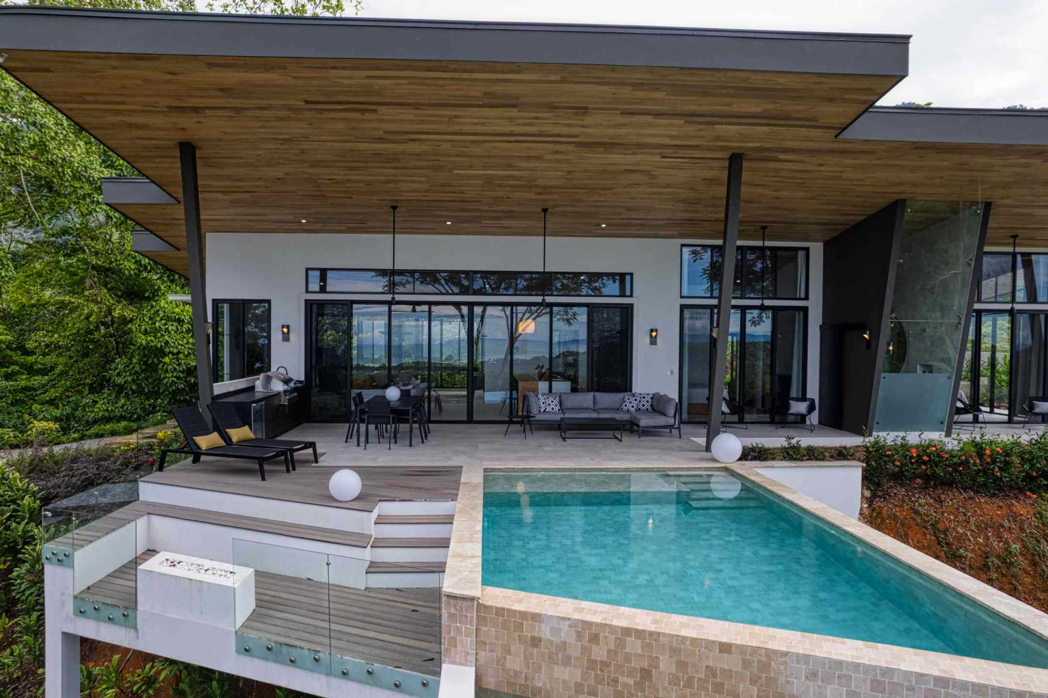 Luxury 3-Bedroom Home with Infinity Pool in Ojochal Costa Rica