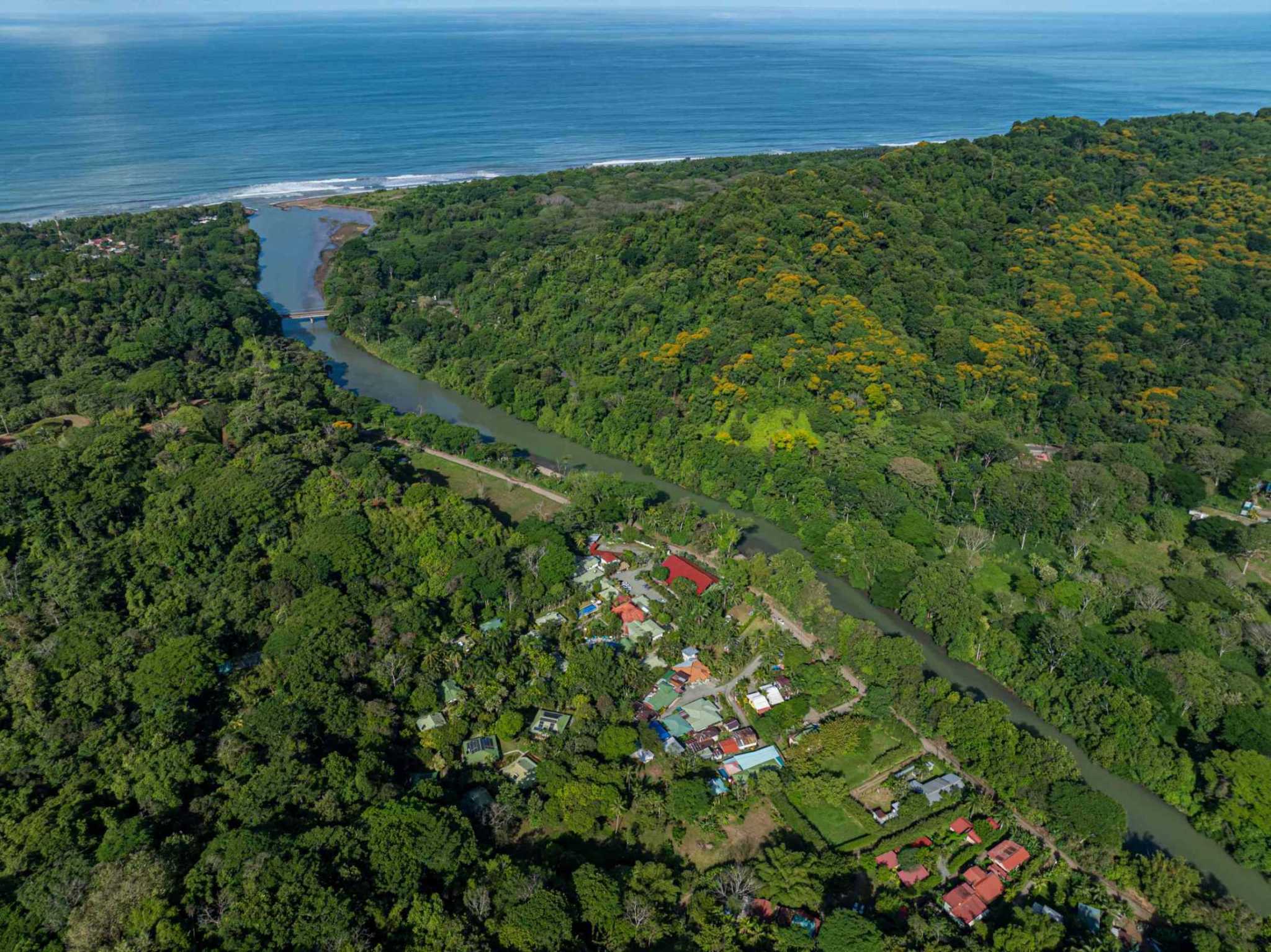 44724 (1) Modern Riverfront 5-Bedroom Home, Walking Distance to Beach, River & Town in Dominical Costa Rica