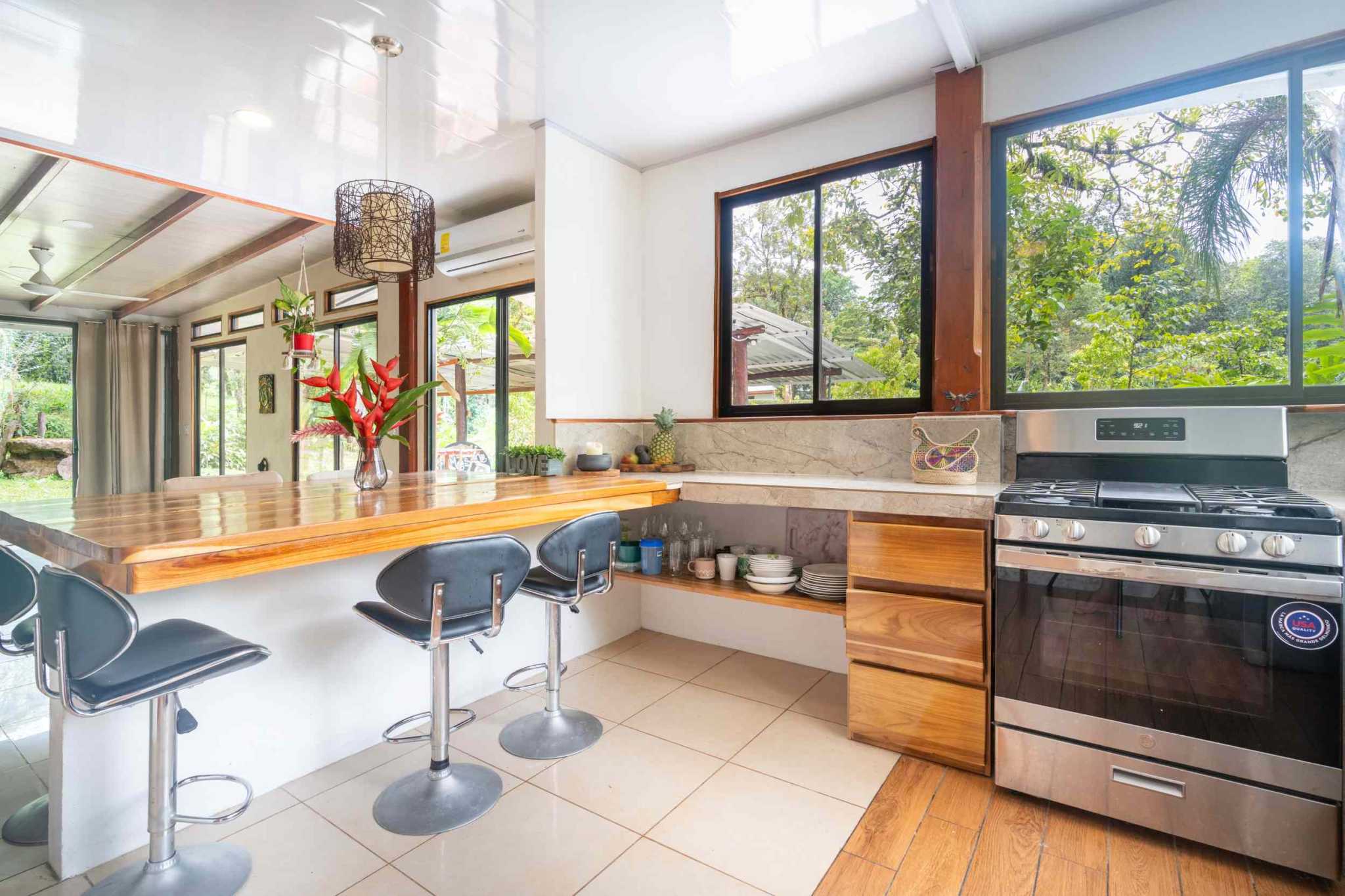 46273 (16) Renovated, Comfortable 4-Bedroom Simple Home near Streams in Ojochal Costa Rica