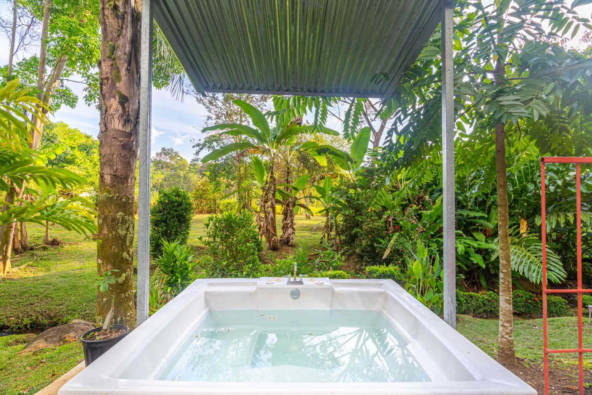 46273 (18) Renovated, Comfortable 4-Bedroom Simple Home near Streams in Ojochal Costa Rica