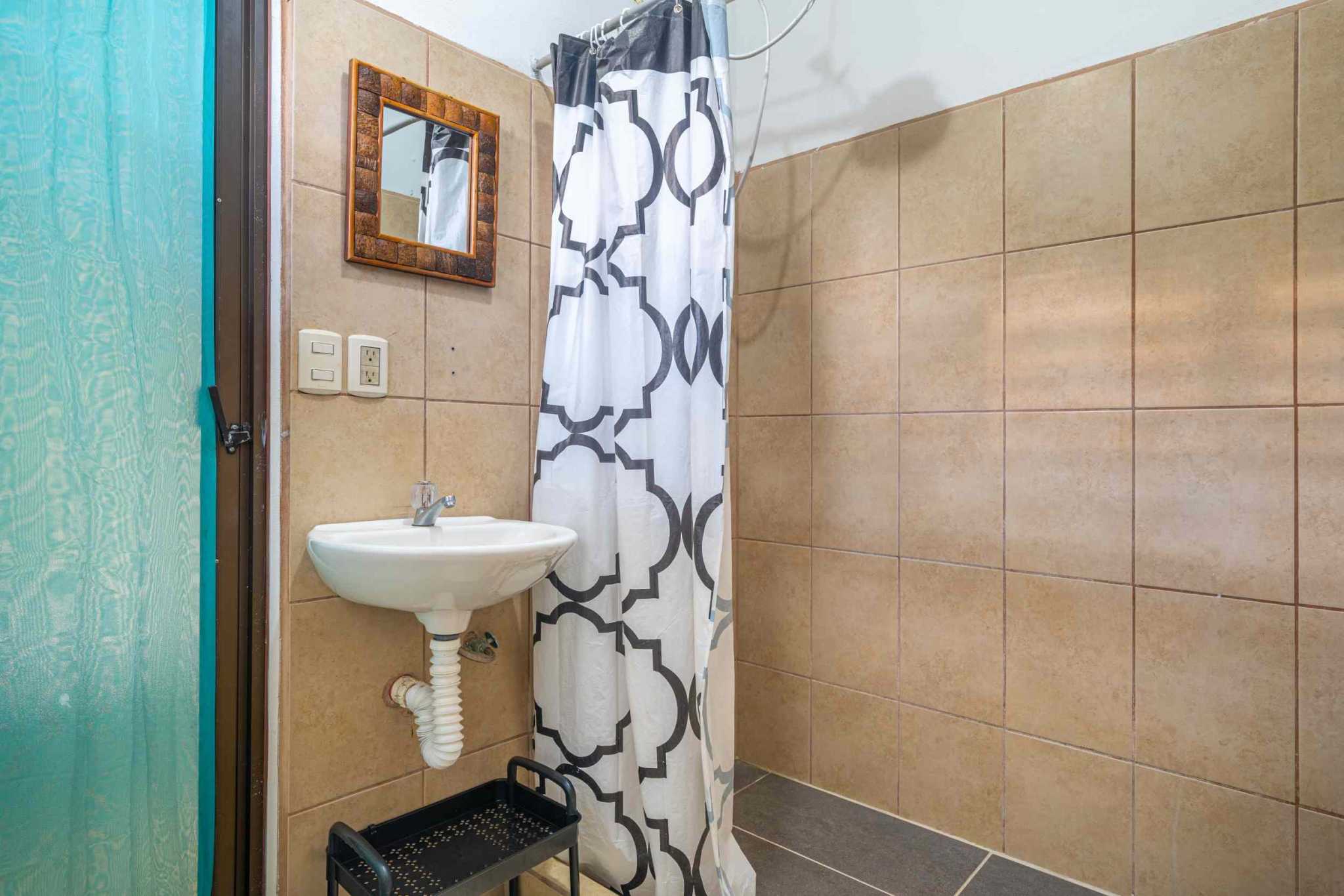46273 (19) Renovated, Comfortable 4-Bedroom Simple Home near Streams in Ojochal Costa Rica