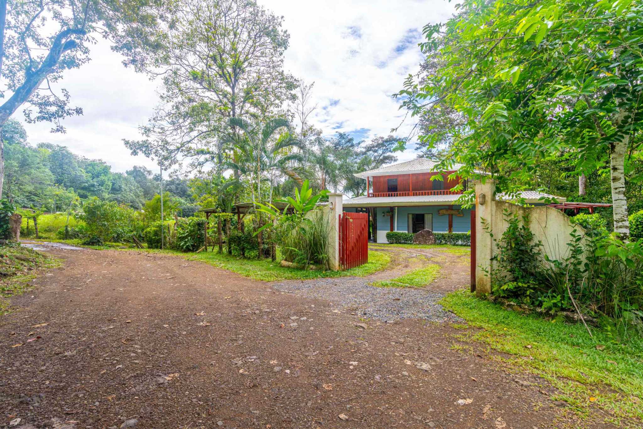 46273 (21) Renovated, Comfortable 4-Bedroom Simple Home near Streams in Ojochal Costa Rica