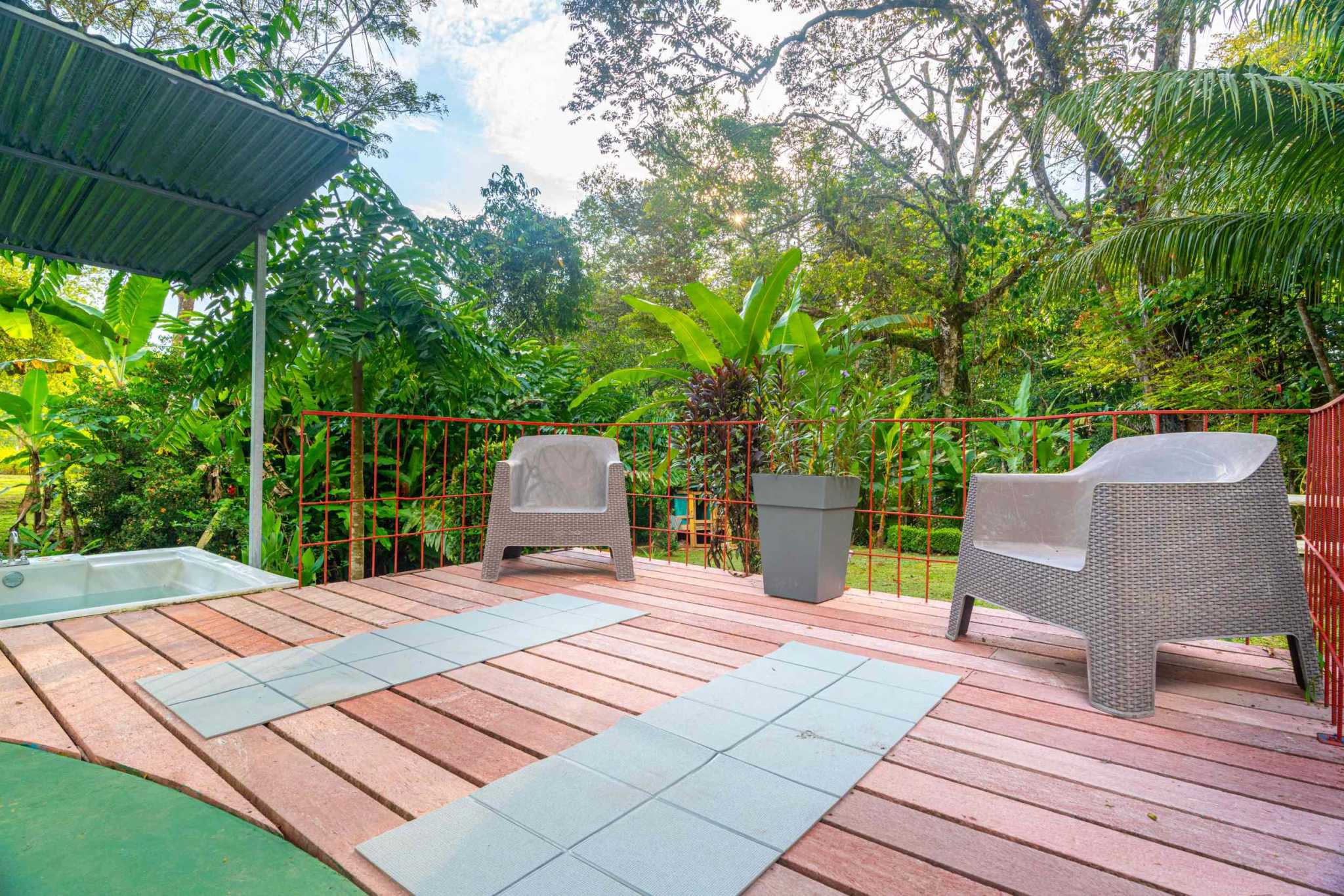 46273 (2) Renovated, Comfortable 4-Bedroom Simple Home near Streams in Ojochal Costa Rica