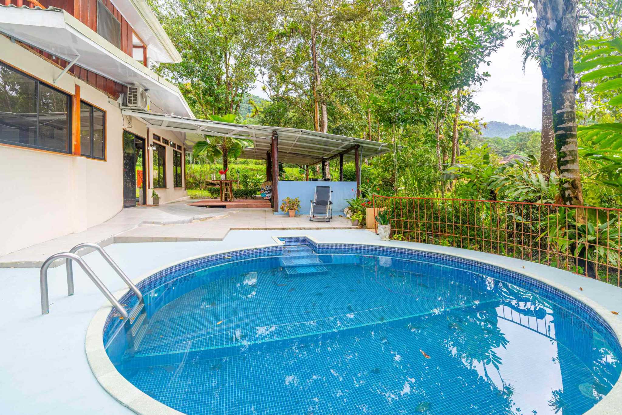 46273 (4) Renovated, Comfortable 4-Bedroom Simple Home near Streams in Ojochal Costa Rica