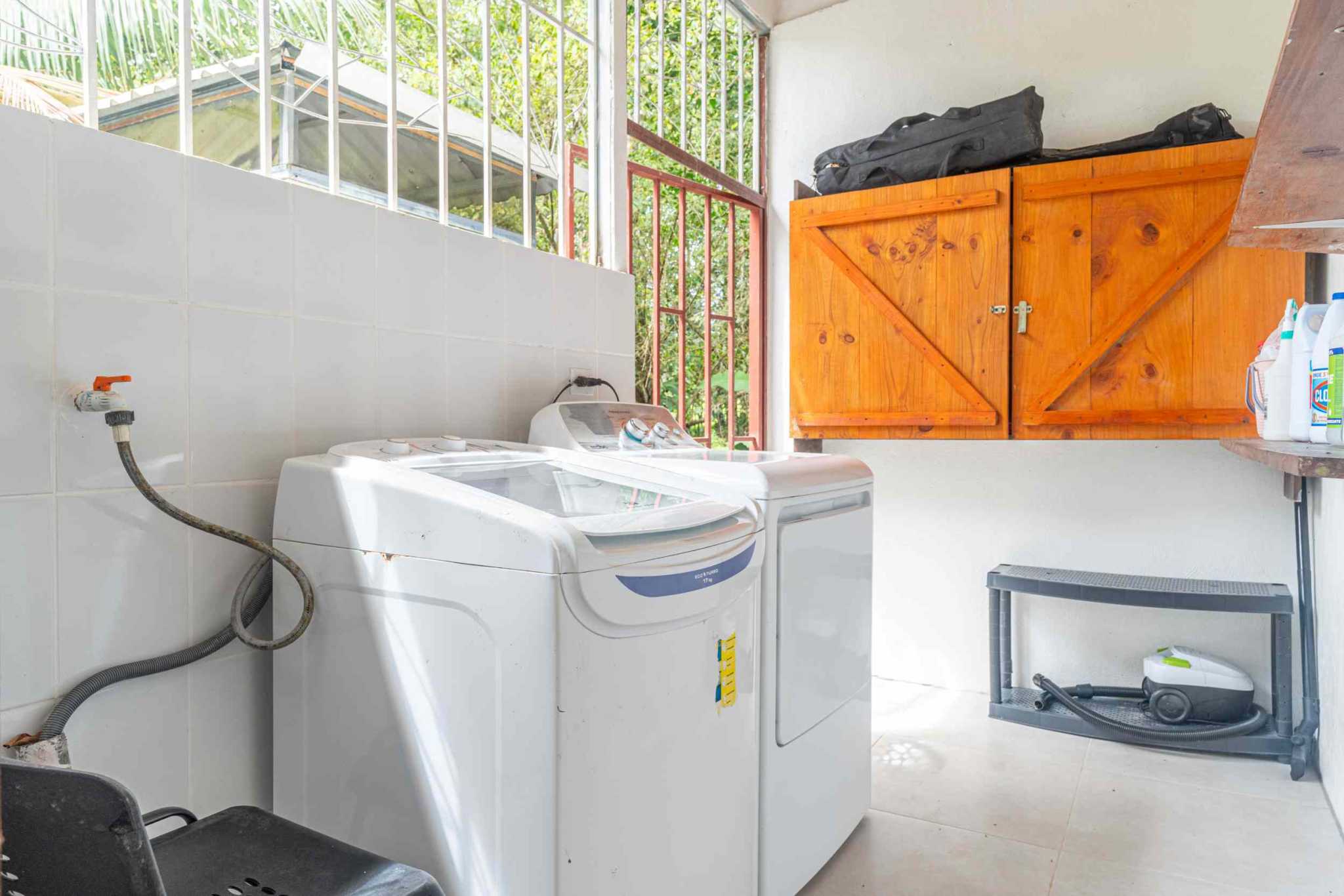46273 (5) Renovated, Comfortable 4-Bedroom Simple Home near Streams in Ojochal Costa Rica
