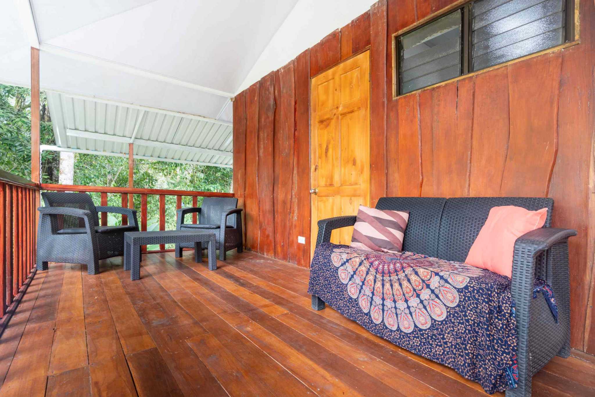 46273 (27) Renovated, Comfortable 4-Bedroom Simple Home near Streams in Ojochal Costa Rica