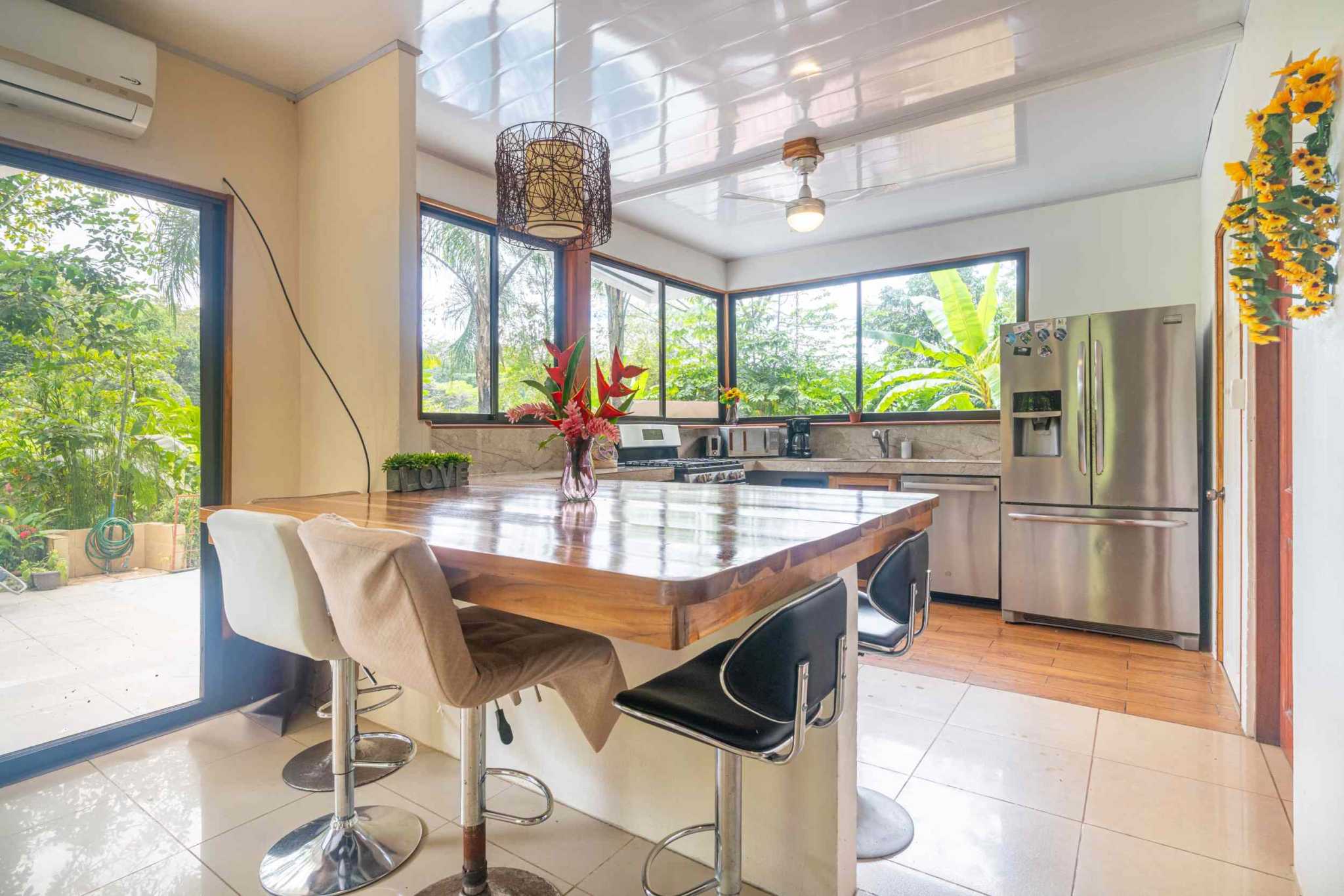 46273 (33) Renovated, Comfortable 4-Bedroom Simple Home near Streams in Ojochal Costa Rica