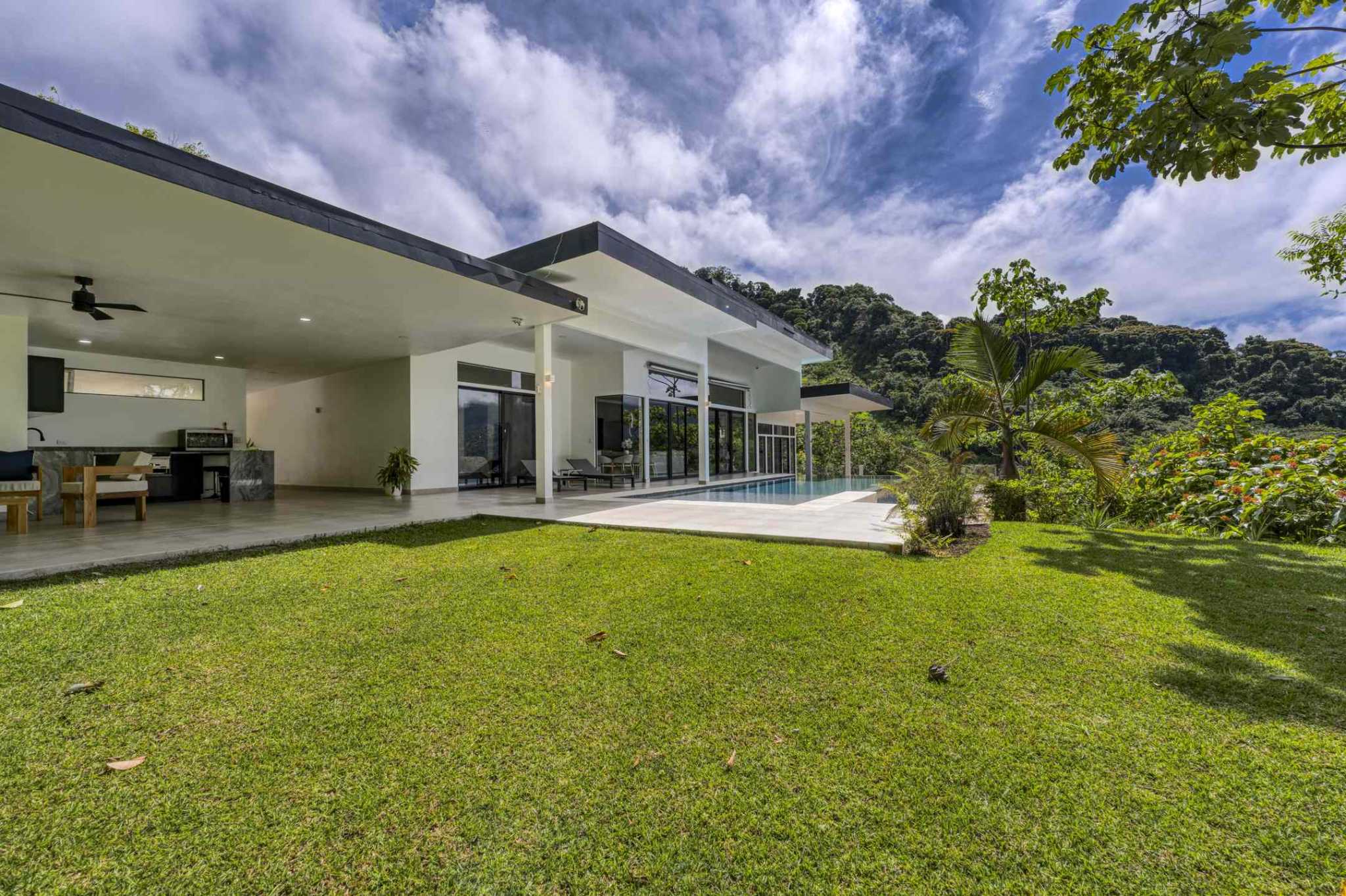 48134 (1) Luxury 3-Bedroom Estate with Dual-Infinity-Edge Pool in Portalon near Dominical Costa Rica