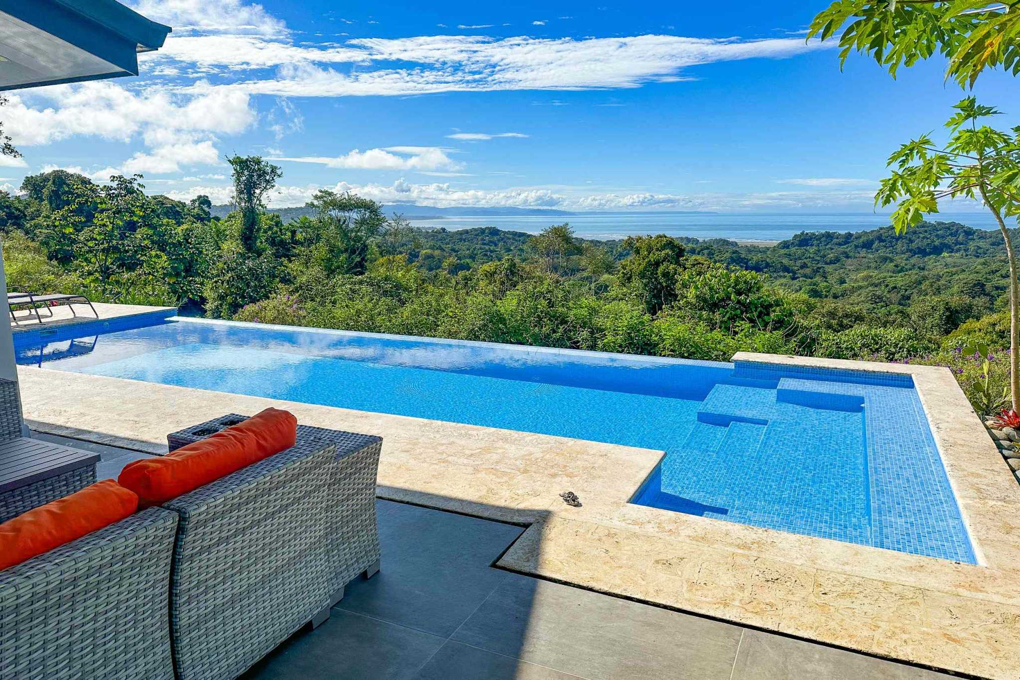 Luxury Mountain Retreat with infinity pool overlooking forest and ocean in Ojochal, Costa Rica