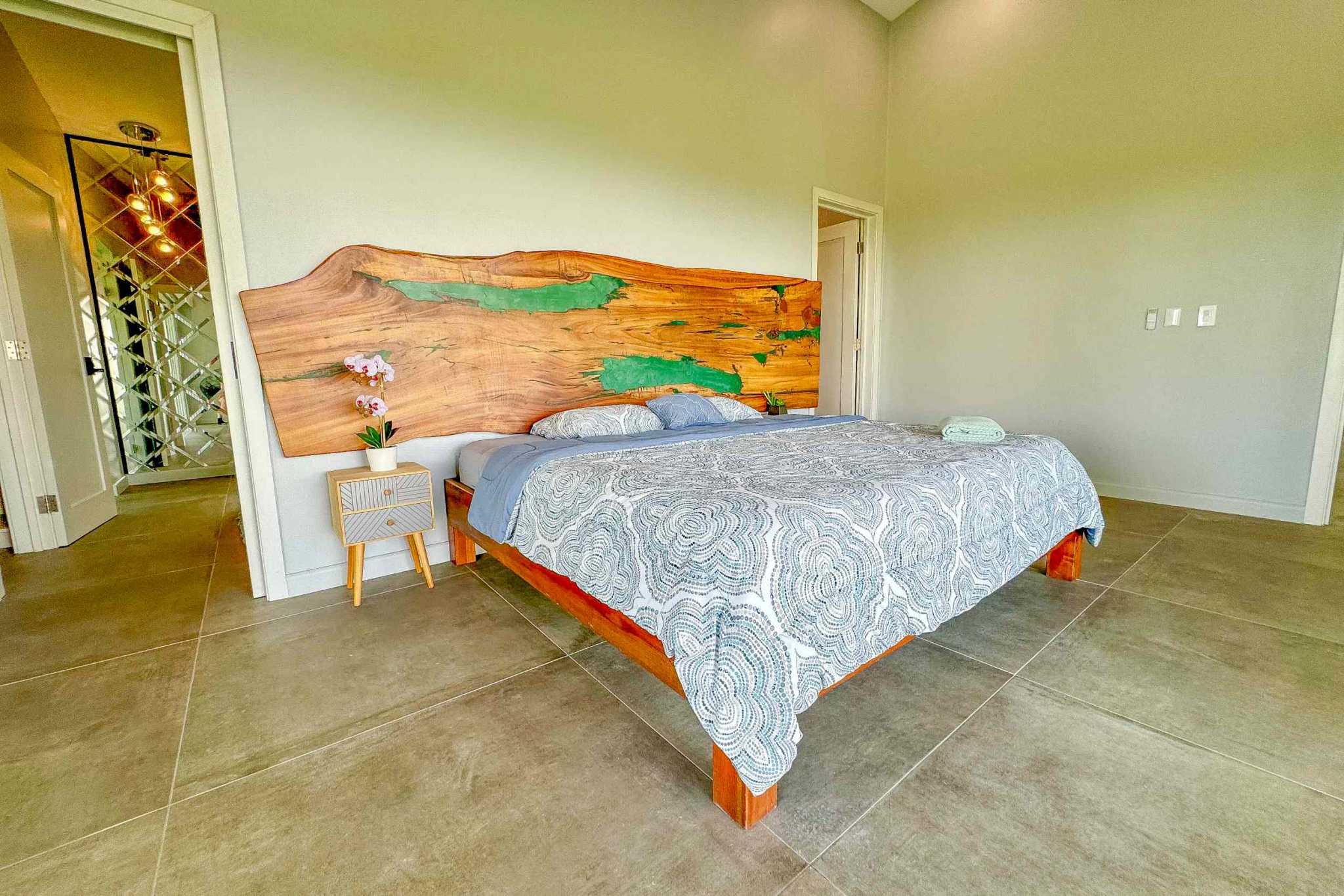 Mountain & Ocean View Retreat bedroom with live-edge wood headboard and king bed in Ojochal, Costa Rica