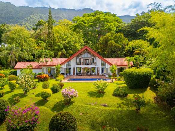 Exceptional 4-Bedroom Villa with Ocean Views & Private Pool in Ojochal Costa Rica