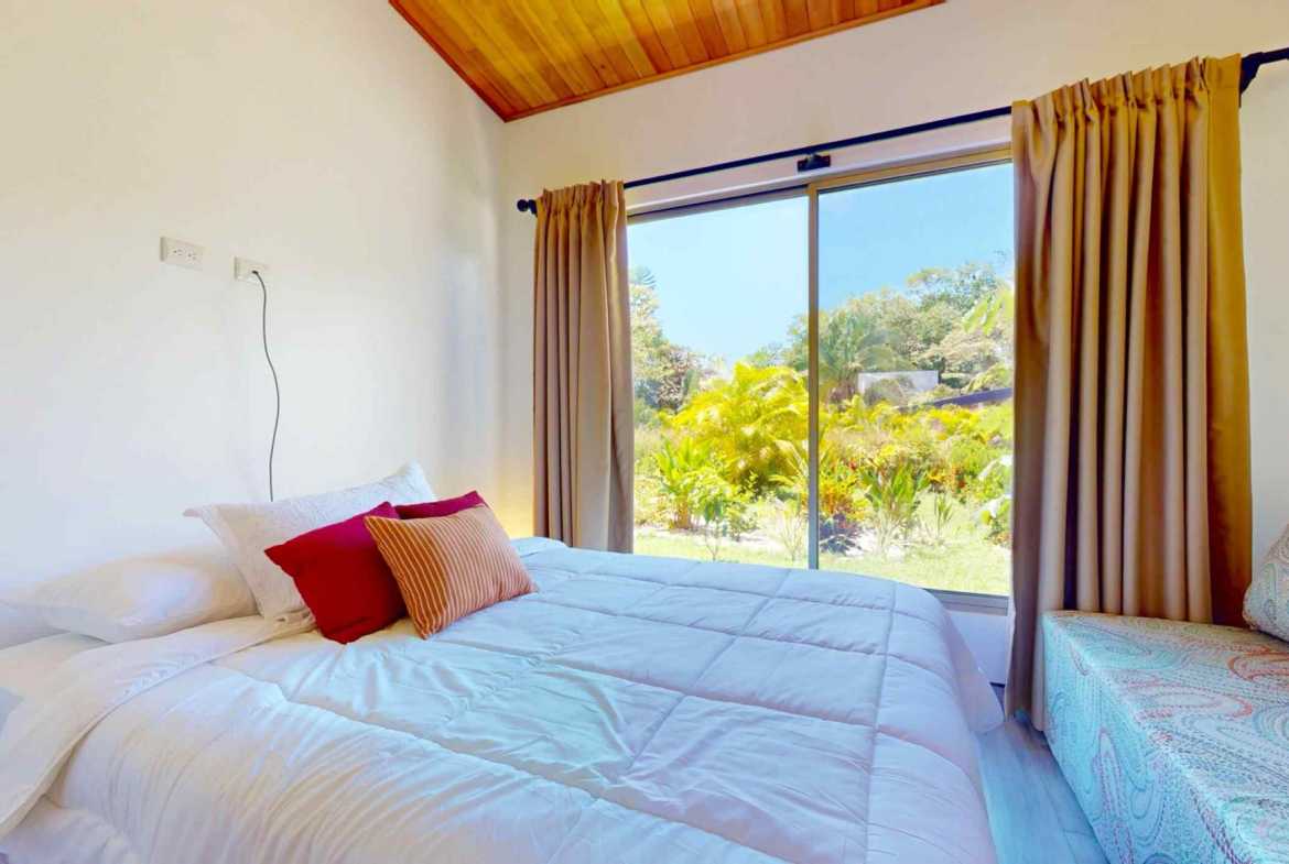 Modern 3-Bedroom Home with Pool & Mountain Views, photo 23 of 24