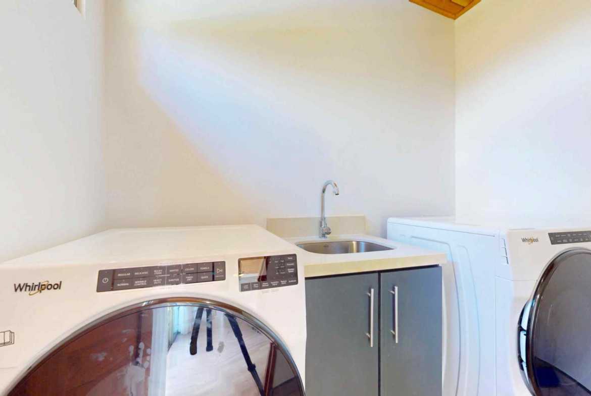 Modern 3-Bedroom Home with Pool & Mountain Views, photo 15 of 24